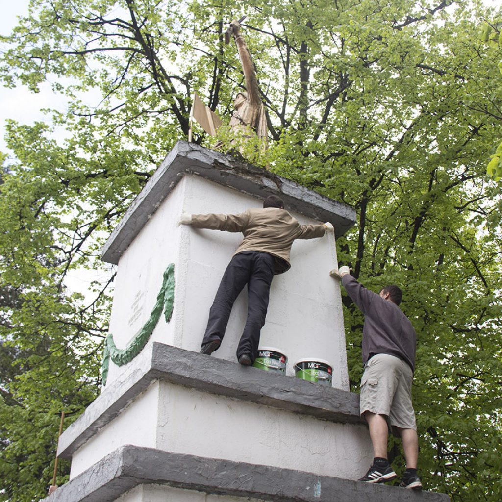 pamyatnyk-vyzvolytelyam-rakhiv-2